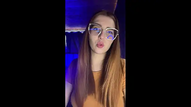 Snapshot of CoraVibes chatting on 10.23.25 CoraVibes online show from 10.23.25