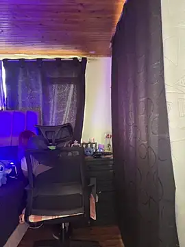 Snapshot of CoraVibes chatting on 10.27.25 CoraVibes online show from 10.27.25