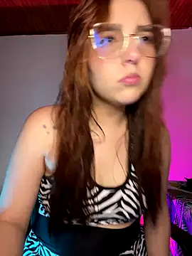 Snapshot of CoraVibes chatting on 11.05.25 CoraVibes online show from 11.05.25