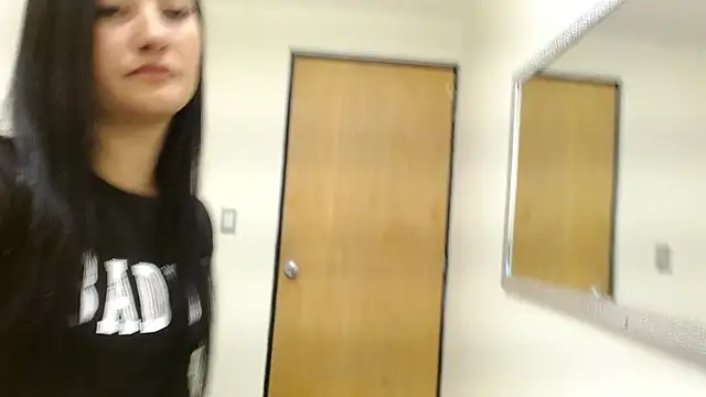 Snapshot of louis_k chatting on 09.24.25 louis k online show from 09.24.25