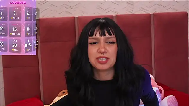 Snapshot of CoralineSky chatting on 10.04.25 CoralineSky online show from 10.04.25