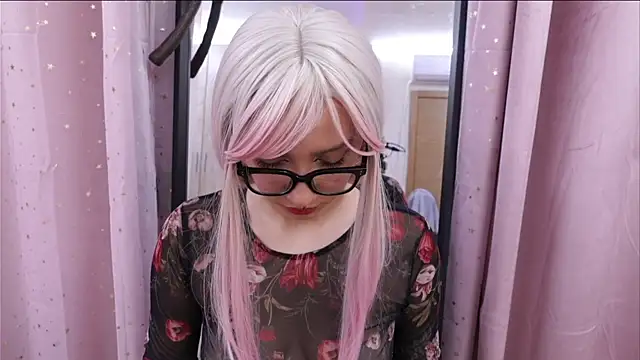 Snapshot of CoralineSky chatting on 10.20.25 CoralineSky online show from 10.20.25