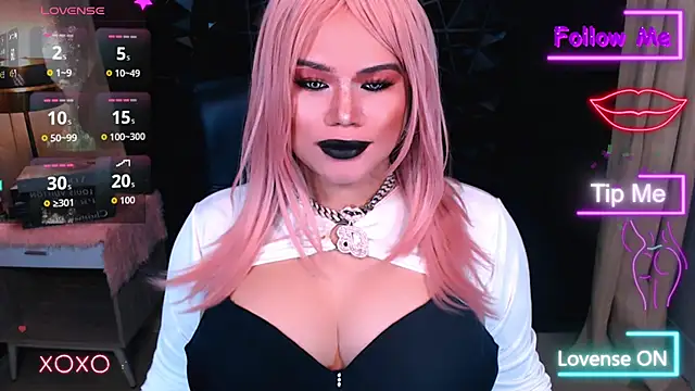 Snapshot of xHugeHarleySelfsuckerx chatting on 10.31.25 xHugeHarleySelfsuckerx online show from 10.31.25