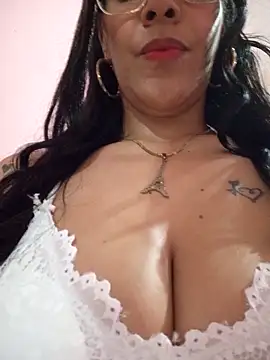 Snapshot of valentinarios_ chatting on 11.15.25 valentinarios online show from 11.15.25