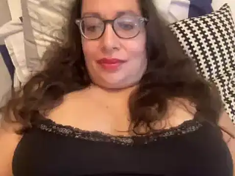 Snapshot of RosaFreya chatting on 09.25.25 RosaFreya online show from 09.25.25