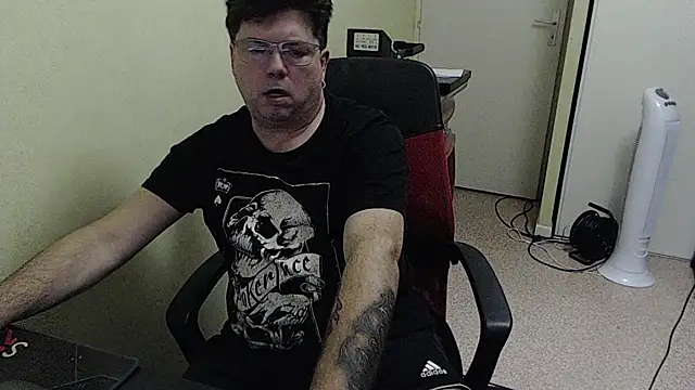 Snapshot of blueandwhite1 chatting on 11.10.25 blueandwhite1 online show from 11.10.25