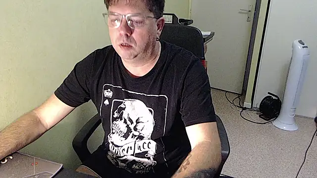 Snapshot of blueandwhite1 chatting on 11.11.25 blueandwhite1 online show from 11.11.25