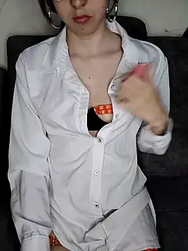 Snapshot of AnnieSparkle chatting on 09.10.25 AnnieSparkle online show from 09.10.25