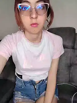 Snapshot of AnnieSparkle chatting on 09.12.25 AnnieSparkle online show from 09.12.25