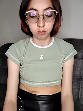 Snapshot of AnnieSparkle chatting on 09.28.25 AnnieSparkle online show from 09.28.25