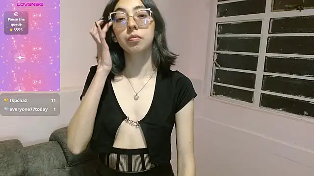 Snapshot of AnnieSparkle chatting on 11.06.25 AnnieSparkle online show from 11.06.25