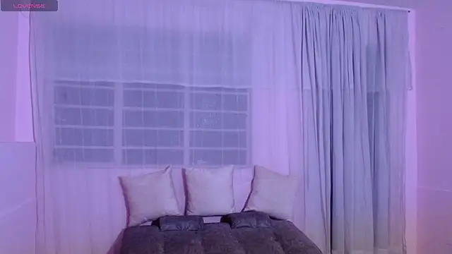 Snapshot of AnnieSparkle chatting on 11.15.25 AnnieSparkle online show from 11.15.25