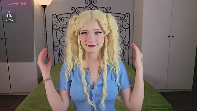 Snapshot of oliviafairy1 chatting on 09.20.25 oliviafairy1 online show from 09.20.25