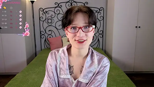 Snapshot of oliviafairy1 chatting on 09.27.25 oliviafairy1 online show from 09.27.25