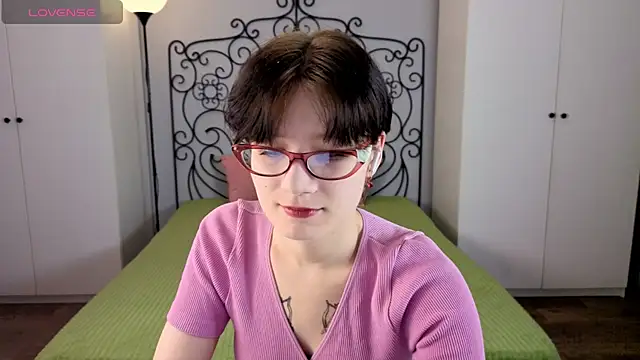 Snapshot of oliviafairy1 chatting on 09.30.25 oliviafairy1 online show from 09.30.25