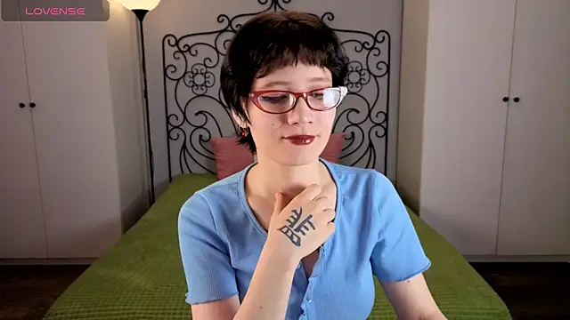 Snapshot of oliviafairy1 chatting on 10.06.25 oliviafairy1 online show from 10.06.25