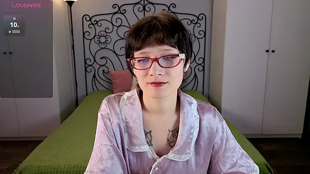 Snapshot of oliviafairy1 chatting on 10.18.25 oliviafairy1 online show from 10.18.25