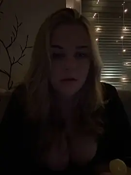 Snapshot of ItsLxsa chatting on 10.27.25 ItsLxsa online show from 10.27.25