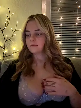 Snapshot of ItsLxsa chatting on 11.17.25 ItsLxsa online show from 11.17.25