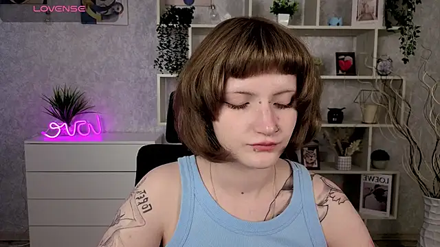 Snapshot of EchoBloom chatting on 10.26.25 EchoBloom online show from 10.26.25