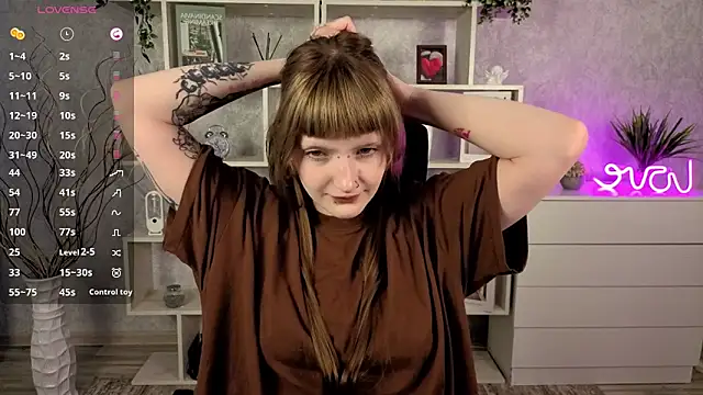 Snapshot of EchoBloom chatting on 11.05.25 EchoBloom online show from 11.05.25