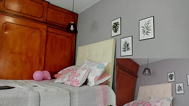 Snapshot of SophieW1 chatting on 10.18.25 SophieW1 online show from 10.18.25