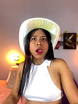 Snapshot of SophieW1 chatting on 10.24.25 SophieW1 online show from 10.24.25