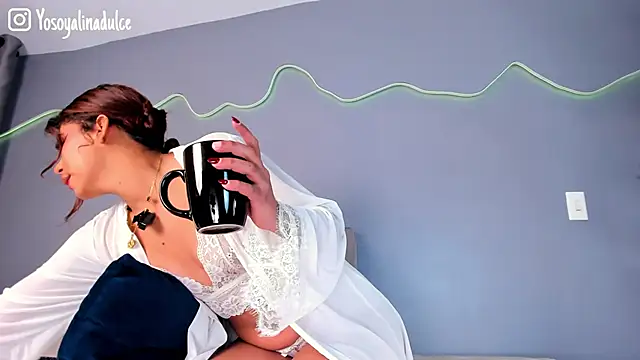 Snapshot of AlinaSweett_ chatting on 10.04.25 AlinaSweett online show from 10.04.25