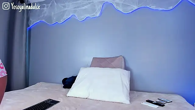 Snapshot of AlinaSweett_ chatting on 10.28.25 AlinaSweett online show from 10.28.25