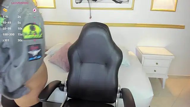 Snapshot of alice_coopperx chatting on 10.31.25 alice coopperx online show from 10.31.25