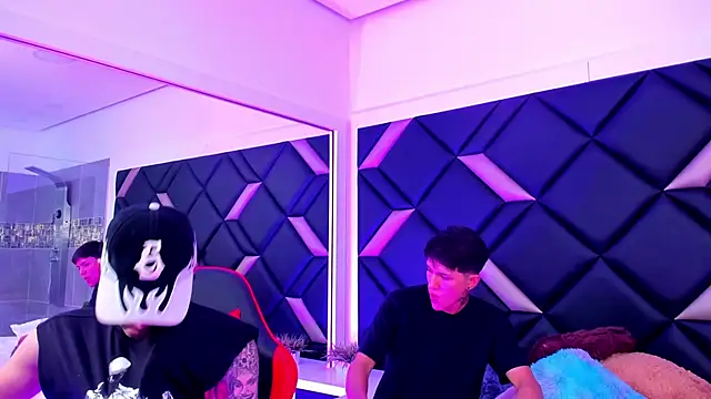 Snapshot of Handsomeboyss19 chatting on 10.17.25 Handsomeboyss19 online show from 10.17.25