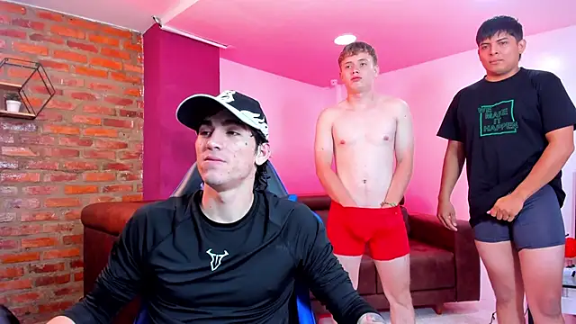 Snapshot of Handsomeboyss19 chatting on 11.05.25 Handsomeboyss19 online show from 11.05.25