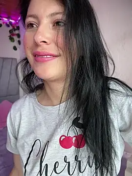 Snapshot of Mia_salinass chatting on 06.18.26 Mia salinass online show from 06.18.26