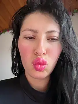 Snapshot of Mia_salinass chatting on 06.19.26 Mia salinass online show from 06.19.26