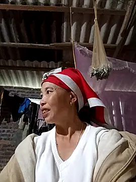 Snapshot of me-cute chatting on 10.24.25 me-cute online show from 10.24.25