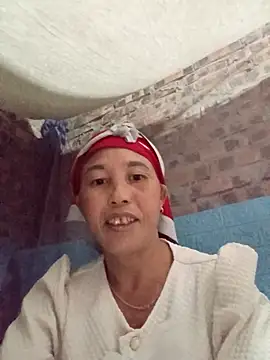 Snapshot of me-cute chatting on 10.28.25 me-cute online show from 10.28.25