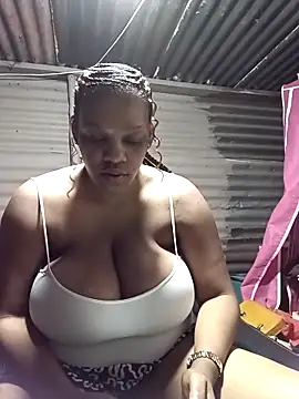 Snapshot of HappygalTheQueen chatting on 10.27.25 HappygalTheQueen online show from 10.27.25