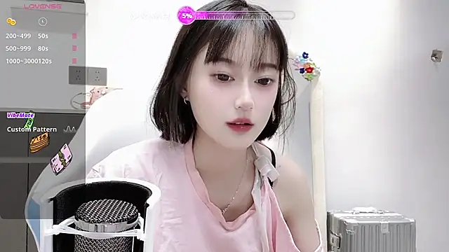 Snapshot of Naiyi-babe chatting on 10.31.25 Naiyi-babe online show from 10.31.25