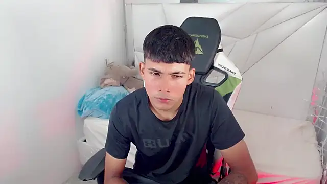 Snapshot of Austin_col_ chatting on 10.01.25 Austin col online show from 10.01.25