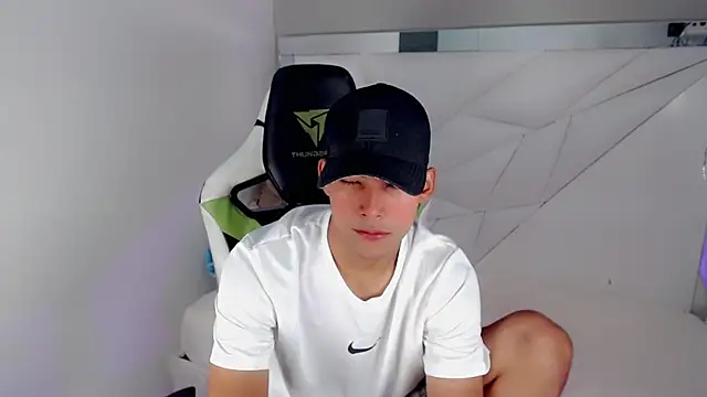 Snapshot of Austin_col_ chatting on 10.05.25 Austin col online show from 10.05.25