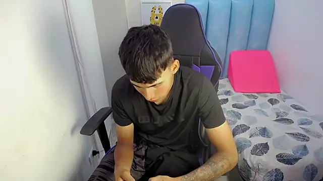 Snapshot of Austin_col_ chatting on 10.26.25 Austin col online show from 10.26.25