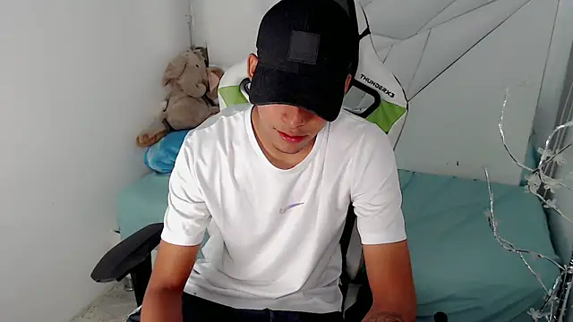 Snapshot of Austin_col_ chatting on 11.02.25 Austin col online show from 11.02.25