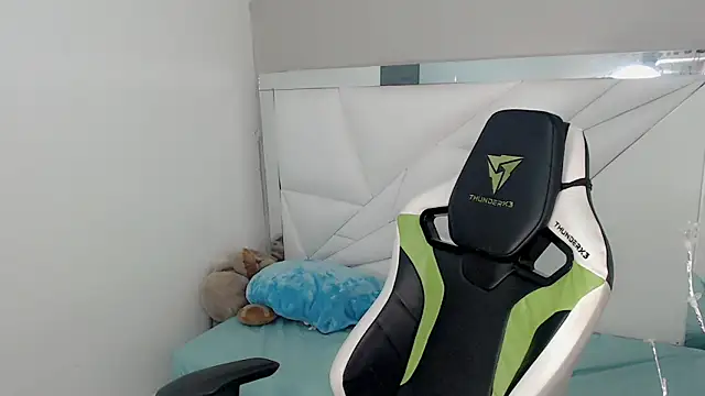 Snapshot of Austin_col_ chatting on 11.04.25 Austin col online show from 11.04.25