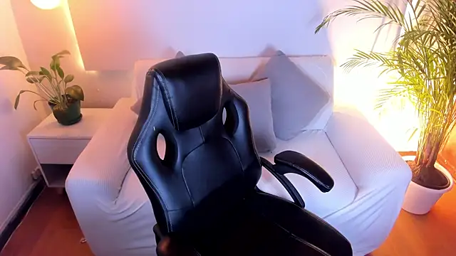 Snapshot of MeridaFox_ chatting on 10.28.25 MeridaFox online show from 10.28.25