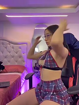 kiara velvet  online show from 10.11.25