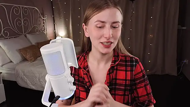 Snapshot of VesperaCeleste chatting on 11.12.25 VesperaCeleste online show from 11.12.25