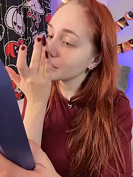 Snapshot of PollyVinice chatting on 10.27.25 PollyVinice online show from 10.27.25