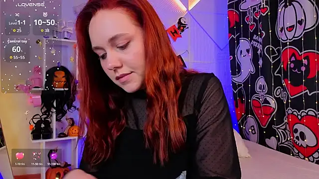 Snapshot of PollyVinice chatting on 10.29.25 PollyVinice online show from 10.29.25