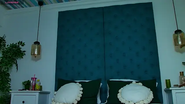 Snapshot of LollyShine chatting on 11.08.25 LollyShine online show from 11.08.25