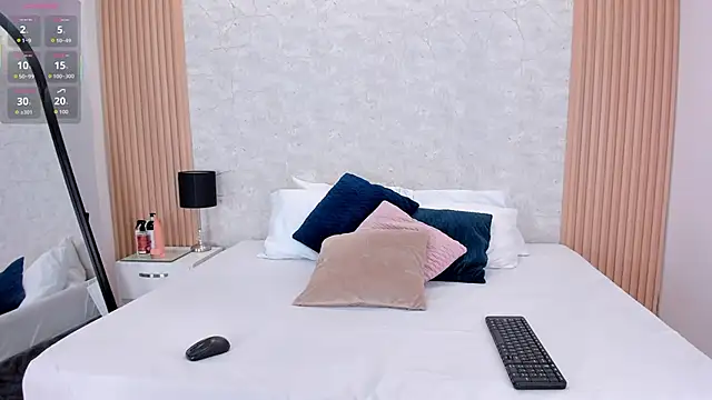 Snapshot of NaomyCollins__ chatting on 09.30.25 NaomyCollins online show from 09.30.25